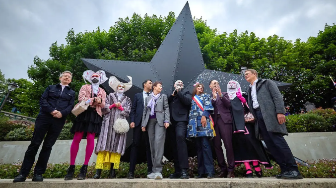 Paris inaugure un mémorial public en hommage aux victimes LGBTQ+ des persécutions nazies et de l'oppression historique à l'occasion de la Journée internationale contre l'homophobie Paris, France Unveils Public Memorial to LGBTQ+ Victims of Nazi Persecution and Historic Oppression on International Day Against Homophobia