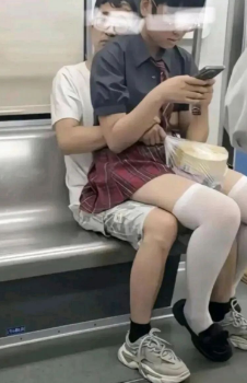 China Subway Photo of Intimate Behavior Sparks Public Etiquette Debate China Subway Photo of Intimate Behavior Sparks Public Etiquette Debate