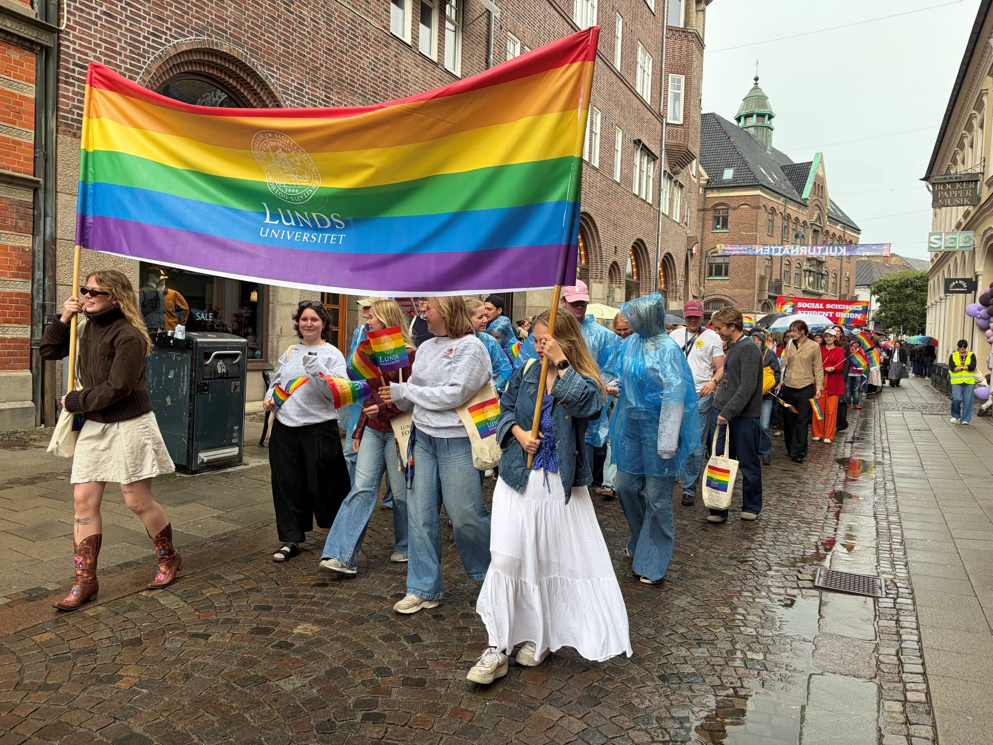 瑞典隆德大学师生参与LundaPride游行 展现包容与多元价值观 瑞典隆德大学师生参与LundaPride游行 展现包容与多元价值观