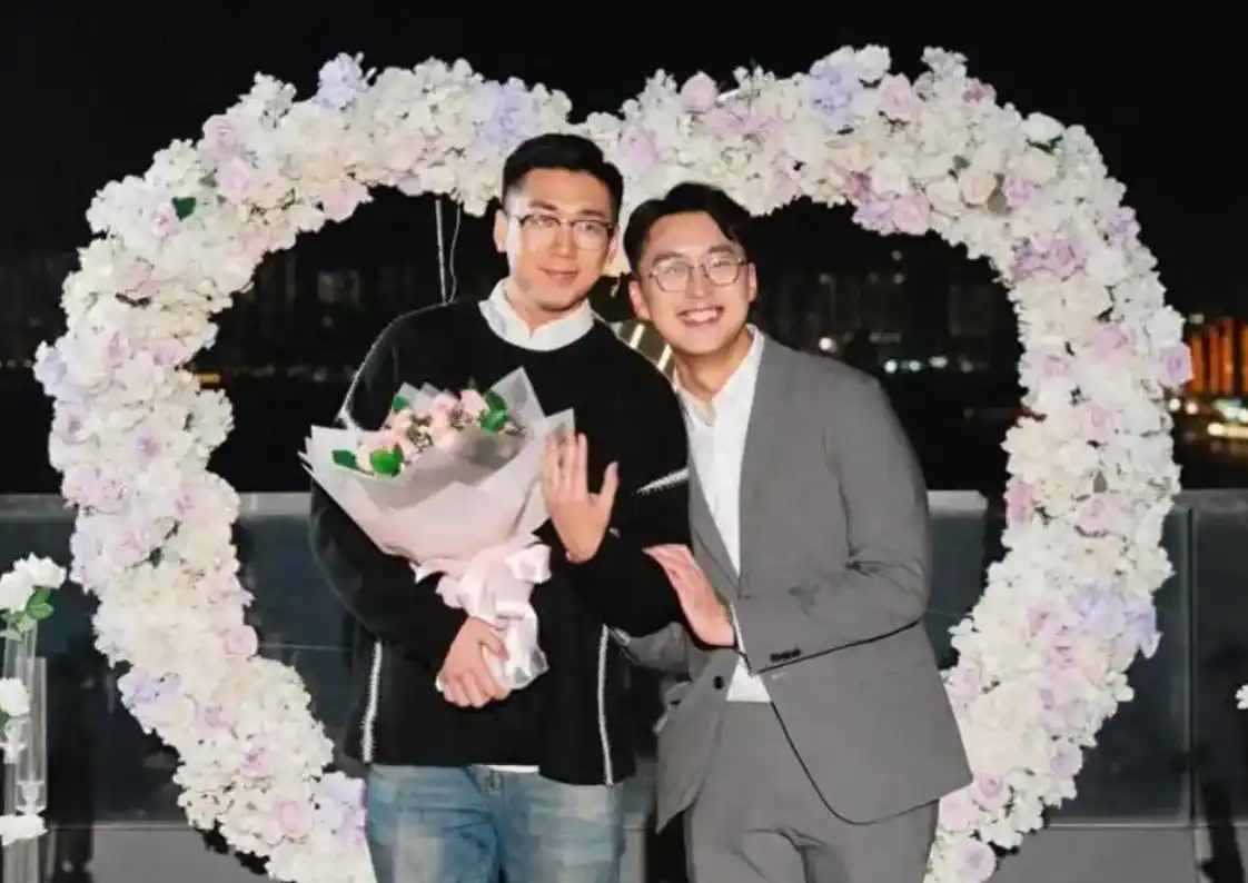 元香港の「ニュースの貴公子」陳書君が同性婚を発表、「密友」の曖昧な呼称を拒否し「婚約者」と正名 元香港の「ニュースの貴公子」陳書君が同性婚を発表、「密友」の曖昧な呼称を拒否し「婚約者」と正名