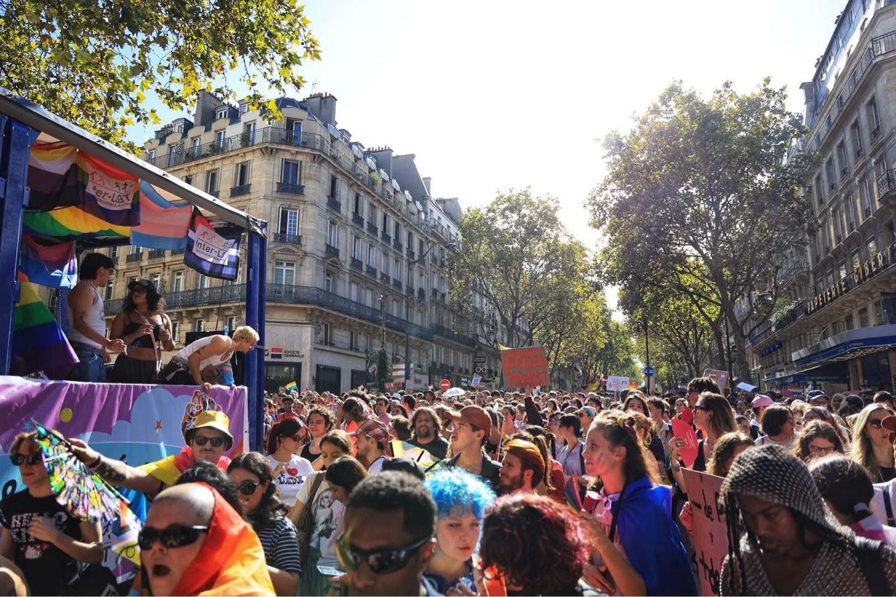 France : Les Parisiens défilent pour la Pride et l'égalité des droits France : Les Parisiens défilent pour la Pride et l'égalité des droits